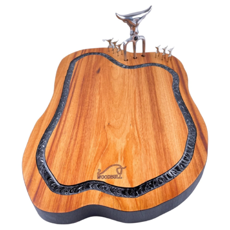 Tábua de Churrasco Personalizada Damascus Design c/ Garfo Tridente e Petisco